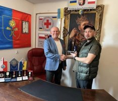 Przyjechał do nas nasz przyjaciel Taras ❤️, który w imieniu Arcybiskupa Matfieja podziękował naszej wielkiej społeczności wolontariuszy Fundacji Jana Zamoyskiego  za zaangażowanie w pomoc Ukrainie. Na ręce Cezarego wręczył medal ŚWIĘTEGO MICHAŁA 
